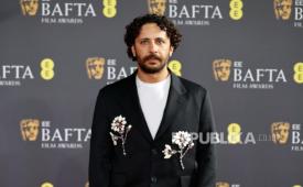 Aktor Palestina Motaz Malhees berpose di karpet merah pada acara EE BAFTA Film Awards 2026 di Royal Festival Hall di London, Inggris, 22 Februari 2026. Upacara ini diselenggarakan oleh British Academy of Film and Television Arts (BAFTA).