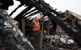Penampakan kerusakan setelah serangan rudal semalaman dilaporkan menghantam daerah perumahan dekat kota Shoham, Israel tengah, 14 Maret 2026.