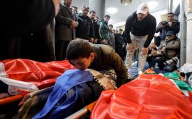 Prosesi ppemakaman para syuhada keluarga Bani Odeh yang dibunuh oleh pasukan Israel dini hari, Ahad (15/3/2026), di kota Tammoun, selatan Tubas, Tepi Barat.