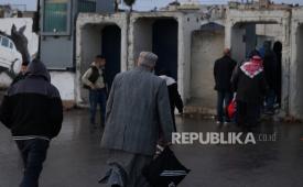 Warga Palestina mengantri untuk menyeberang di pos pemeriksaan Israel di Qalandia antara Tepi Barat dan Yerusalem, 27 Februari 2026, untuk menghadiri salat Jumat kedua Ramadhan di Masjid Al Aqsa di Yerusalem.