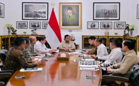 Presiden Prabowo Subianto bersama sejumlah menteri membahas penghematan dan menjaga defisit APBN 3 persen di Istana Kepresidenan Jakarta, Kamis (19/3/2026).