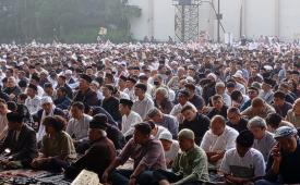 Ribuan jamaah Muhammadiyah melaksanakan sholat Idul Fitri 1447 Hijriah di Lapangan Lodaya, Jalan Lodaya, Kota Bandung, Jumat (20/3/2026) pagi. 