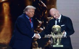Presiden FIFA Gianni Infantino menyerahkan trofi FIFA Peace Prize kepada Presiden AS Donald Trump di Washington, DC, Desember 2025.