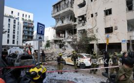 Tim darurat Israel bekerja di lokasi serangan rudal Iran di daerah perumahan di Tel Aviv, Israel, 24 Maret 2026.