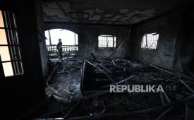 Pria Palestina memeriksa kerusakan di desa Deir al-Hatab di Tepi Barat, sebelah timur Nablus, 23 Maret 2026, menyusul serangan pemukim Israel.