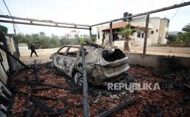 Pria Palestina memeriksa kerusakan di desa Deir al-Hatab di Tepi Barat, sebelah timur Nablus, 23 Maret 2026, menyusul serangan pemukim Israel.