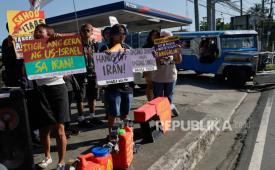 Para pengunjuk rasa yang menentang konflik Timur Tengah yang melibatkan Amerika Serikat, Israel, dan Iran memegang papan tanda selama unjuk rasa di sebuah SPBU di Quezon City, Metro Manila, Filipina, 25 Maret 2026. Presiden Filipina Ferdinand Marcos Jr. pada 24 Maret mendeklarasikan keadaan darurat energi nasional di tengah melonjaknya harga bahan bakar di negara tersebut.