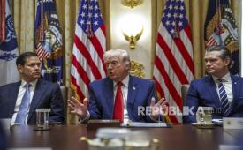 Presiden AS Donald Trump (tengah), bersama Menteri Luar Negeri Marco Rubio (Kiri) dan Menteri Pertahanan Pete Hegseth (kanan), saat rapat kabinet di Ruang Kabinet Gedung Putih di Washington, DC, 26 Maret 2026. 