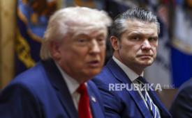 Presiden AS Donald Trump (tengah), bersama Menteri Pertahanan Pete Hegseth (kanan), saat rapat kabinet di Ruang Kabinet Gedung Putih di Washington, DC, 26 Maret 2026. 