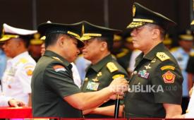 Letjen Yudi Abrimantyo menyerahkan jabatan Kepala Badan Intelijen Strategis (Kabais) TNI kepada Panglima TNI Jenderal Agus Subiyanto.
