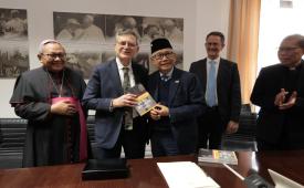 Duta Besar Republik Indonesia untuk Vatikan, Michael Trias Kuncahyono, bersama Ketua Komisi Komunikasi Sosial KWI Mgr Agustinus Tri Budi Utomo, dan Prefek Dikasteri Komunikasi Takhta Suci, Dr Paolo Ruffini, dalam acara inagurasi kerja sama penggunaan bahasa Indonesia dalam Vatican News, 25 Maret 2026 di Vatikan.