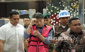 Tersangka Samin Tan saat digelandang ke sel tahanan Kejaksaan Agung (Kejagung) di Jakarta, Sabtu (28/3/2026) dini hari.