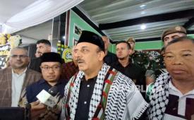 Duta Besar Palestina untuk Indonesia Abdulfattah Al Sattari bertakziah ke rumah duka Kapten Inf Zulmi Aditya Iskandar di Kota Cimahi pada Kamis (2/4/2026). Kapten Zulmi merupakan prajurit TNI yang gugur dalam misi perdamaian di Lebanon.