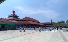 Suasana Masjid Agung Banten di Kota Serang, Banten, Sabtu (4/4/2026).