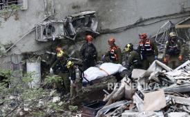 Tim darurat Israel membawa jenazah di lokasi bangunan tempat tinggal yang terkena serangan rudal Iran di Haifa, Israel, 06 April 2026. 