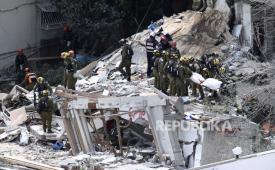 Tim penyelamat Israel membawa jenazah di lokasi bangunan tempat tinggal yang terkena serangan rudal Iran di Haifa, Israel, 06 April 2026. 