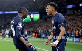 Pemain PSG Desire Doue (kanan) merayakan golnya ke gawang Liverpool pada pertandingan leg pertama perempat final Liga Champions di Parc des Princes, Paris, Kamis (9/4/2026) dini hari WIB. PSG mengalahkan Liverpool 2-0.