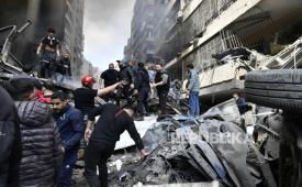 Orang-orang berkumpul di lokasi serangan udara Israel di lingkungan Corniche el-Mazraa di Beirut, Lebanon 08 April 2026.