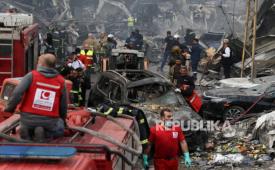 Petugas tanggap darurat bekerja di lokasi serangan Israel di Al-Mazraa di Beirut, Lebanon, pada Rabu (8/4/2026).