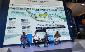 Dari kanan: Sales and Marketing Director PT Krama Yudha Tiga Berlian Motors (Aji Jaya), Chief Innovation Officer PT Trimitra Trans Persada Tbk (Gerry Ardian), dan Direktur Jenderal Integrasi Transportasi dan Multimoda Kementerian Perhubungan RI M Risal Wasal dalam acara talkshow cold chain di Indonesia..