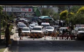 Pejabat keamanan Pakistan memblokir jalan ketika kendaraan yang membawa pejabat AS lewat setelah mereka tiba di Pangkalan Udara Nur Khan, menjelang pembicaraan yang melibatkan delegasi AS dan Iran di Islamabad, Pakistan, 10 April 2026. 