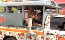 Ranger Pakistan berpatroli di jalan sebagai pengamanan menjelang pembicaraan damai antara Iran dan AS, di Hyderabad, Pakistan, 10 April 2026.
