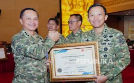 Asrenum Panglima TNI Letjen Candra Wijaya menyerahkan penghargaan kepada Kapuspen TNI Mayjen Aulia Dwi Nasrullah di Aula Gatot Subroto Mabes TNI, Cilangkap, Jakarta Timur, Kamis (9/4/2026).