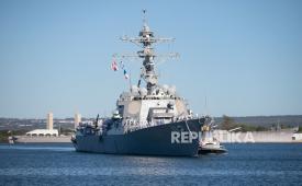 Kapal perusak berpeluru kendali kelas Arleigh Burke USS Michael Murphy (DDG 112) yang dihalau Iran di Selat Hormuz pada Sabtu (11/4/2026).