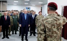 Foto tentara Turki memberi hormat pada Presiden Recep Tayyip Erdo?an di Markas Kementerian Pertahanan Turki.