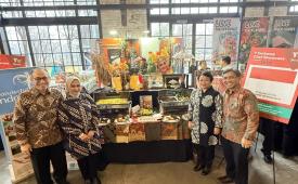 Duta Besar RI untuk Kanada Muhsin Syihab (kiri) didampingi delegasi KBRI Ottawa berpose di booth Indonesia pada Y Embassy Chef Showcase 2026 di Ottawa.