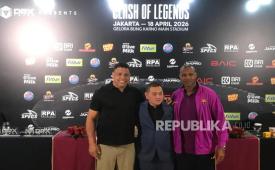 Ronaldo Luis Nazario Lima (kiri), perwakilan penyelenggara Clash of Legends Reza (tengah), dan Patrick Kluivert.