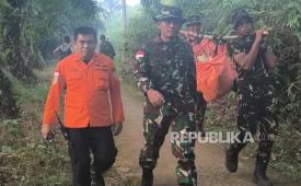 Personel TNI dan tim SAR mengevakuasi korban penumpang helikopter Airbus H130 nomor registrasi PK-CFX yang jatuh di Kabupaten Sekadau, Kalimantan Barat, Jumat (17/4/2026).