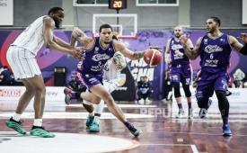 Pemain Rans Simba Bogor KJ Buffen membawa bola saat menghadapi Tangerang Hawks dalam lanjutan IBL 2026 di Gymnasium SV IPB, Bogor, Sabtu (18/4/2026). Rans yang unggul hampir sepanjang laga takluk 79-85.