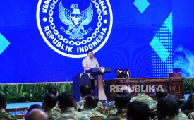 Menteri Pertahanan (Menhan) Sjafrie Sjamsoeddin dalam rangkaian Kursus Pemantapan Pimpinan Daerah (KPPD) bagi Ketua DPRD seluruh Indonesia di Akademi Militer (Akmil), Kota Magelang, Jawa Tengah pada Sabtu (18/4/2025).