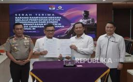 Wakil Ketua KPK Fitroh Rohcahyanto menyerahkan dua unit apartemen kepada  Gubernur Lemhannas Tubagus Ace Hasan Syadzily.