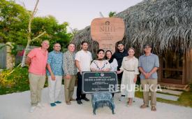 Ketua Komisi IV DPR RI Siti Hediati Hariyadi alias Titiek Soeharto menandatangani prasasti soft opening Yayasan Kesejahteraan Rote Peduli dan Rote Hospitality Academy.