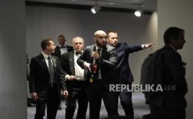 Personel keamanan bersiaga setelah mendengar tembakan saat jamuan makan malam Asosiasi Koresponden Gedung Putih yang dihadiri Presiden AS Donald Trump dan Ibu Negara Melania Trump di Washington, DC, AS, 25 April 2026.