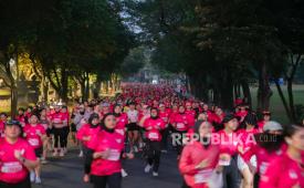 Sebanyak 4.000 pelari perempuan meramaikan AIA Vitality Womens 10K 2026 di Taman Mini Indonesia Indah (TMII), Jakarta, Ahad (26/4/2026).