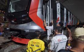 Kereta yang menabrak taksi Green SM yang disemper KRL sebelum kejadian tabrakan maut kereta di dekat Stasiun Bekasi Timur, Senin (27/4/2026).