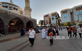 Jamaah haji Indonesia berjalan kaki melewati halaman depan Masjid Al Ghamamah di Madinah, Arab Saudi, Selasa (28/4/2026).