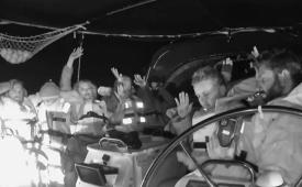 Foto yang diterbitkan Global Sumud Flotilla menunjukkan para aktivis mengangkat tangan saat Israel melakukan pembajakan di perairan dekat Yunani, Rabu (29/4/2026) malam.,