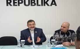 Duta Besar Republik Islam Iran untuk Indonesia Mohammad Boroujerdi berbicara dengan awak Republika di kantor Republika, Jakarta, Kamis (30/4/2026.