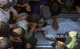 Warga Palestina berduka di samping jenazah Salah Al Shinbari saat pemakaman di Rumah Sakit Al Shifa di Kota Gaza, Jalur Gaza, 28 April 2026.