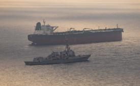 Kapal perusak USS Rafael Peralta mengikuti sebuah kapal yang mencoba berlayar ke pelabuhan Iran.