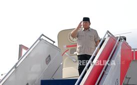 Indonesian President Prabowo Subianto on the Presidential Plane before leaving for Cebu, Philippines from Halim Perdanakusuma Air Force Base Operations, East Jakarta, Thursday (7/5/2026).