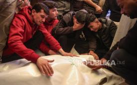 Warga Palestina berduka di samping jenazah kerabat mereka yang syahid menyusul serangan Israel yang menargetkan kendaraan di Khan Younis di Jalur Gaza selatan, 10 Mei 2026. 