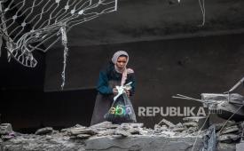 Seorang wanita Palestina memeriksa reruntuhan rumah mereka yang hancur pasca serangan udara Israel di kamp pengungsi Al-Shati, sebelah barat Kota Gaza, Jalur Gaza, 9 Mei 2026.