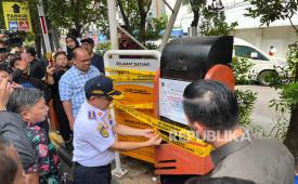 Petugas melakukan penyegelan di area parkir kawasan Blok M Square, Jakarta Selatan, Senin (11/5/2026).