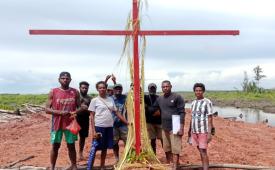 Masyarakat adat Malind Maklew dari Kampung Wanam, Distrik Ilwayab, Kabupaten Merauke, Provinsi Papua Selatan melakukan aksi tanam Salib Merah