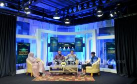 Influencer Halal Muslim Dian Widayanti, Asisten Direktur Grup Literasi dan Inklusi Keuangan Syariah OJK Asadulloh Sefnado  dan Direktur Infrastruktur Ekosistem Syariah KNEKS Sutan Emir Hidayat menjadi pembicara dalam acara Focus Group Discussion (FGD) yang mengangkat tema Beyond Awareness : Dari Gaya Hidup Menjadi Inklusi di Jakarta, Rabu (13/5/2026).